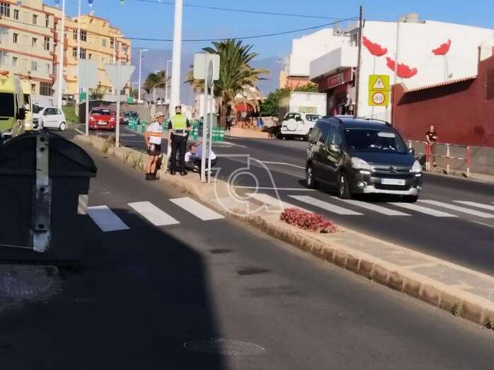 Momento en que es atendido el ciclista por personal de una ambulancia del SUC (Foto TA)